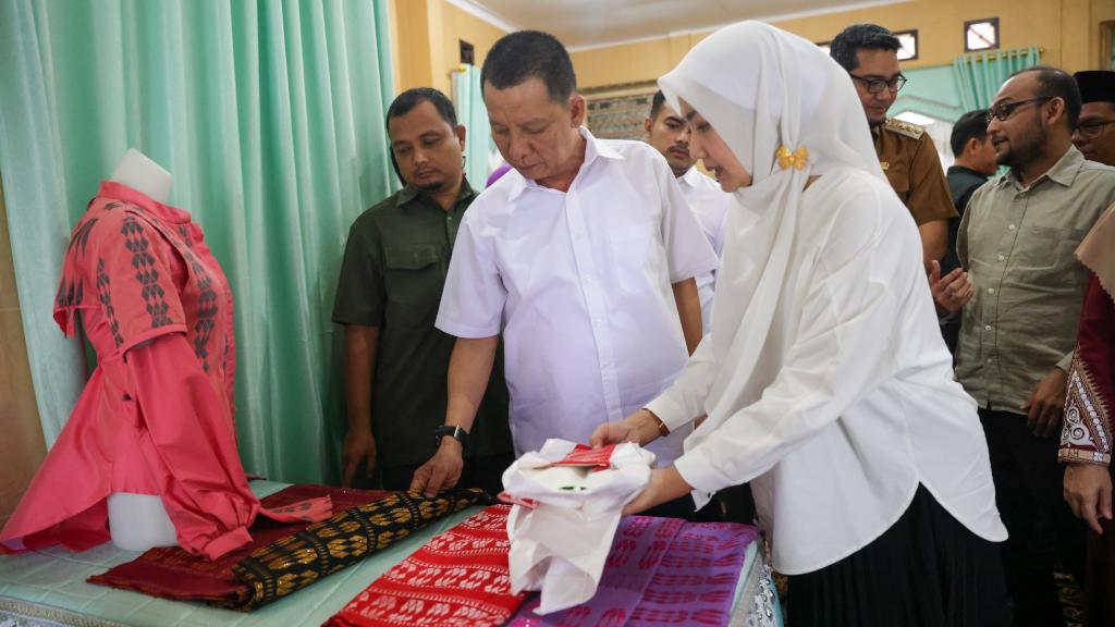 Penjabat Gubernur Aceh, Achmad Marzuki, bersama bersama istri Ayu Candra Marzuki, meninjau beragam hasil kerajinan di stan Dekranasda Aceh Singkil, di Pendopo Bupati Aceh Singkil, Senin, 8/5/2023[Foto/For Habanusantara]
