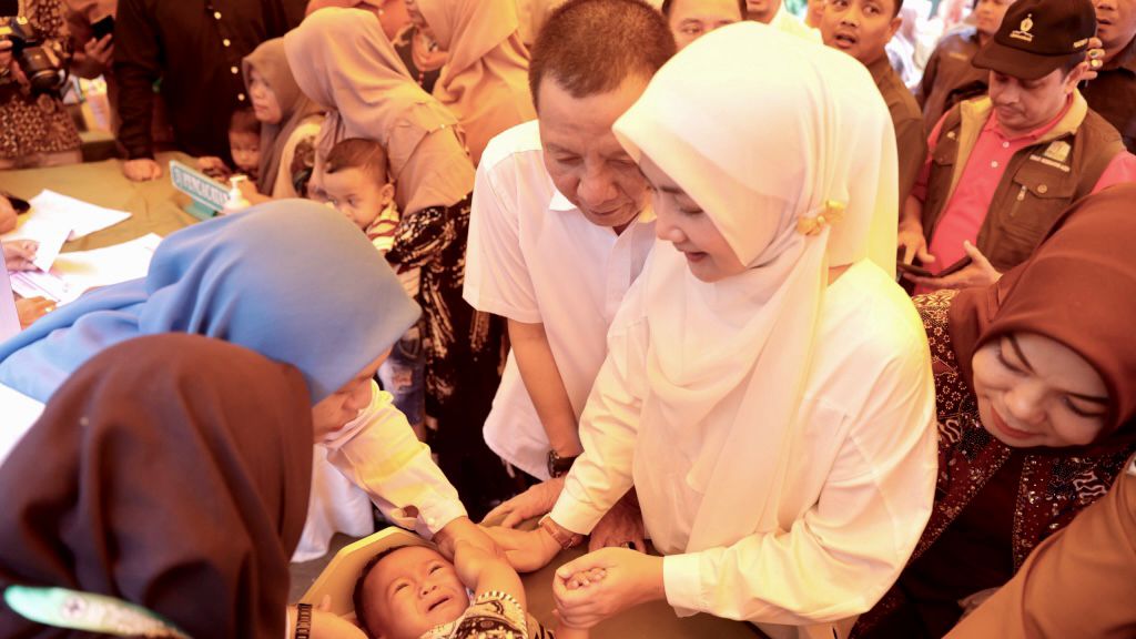 Penjabat Gubernur Aceh, Achmad Marzuki, bersama istri Ayu Candra Marzuki, meninjau pelaksanaan kegiatan Posyandu di UPTD Puskesmas Kecamatan Penanggalan Kota Subulussalam, Senin 8 Mei 2023. Kegiatan itu dilakukan sebagai bagian dari penanganan stunting di Puskesmas Penanggalan Subulussalam, Senin, 8/5/2023.[Foto/For Habanusantara]