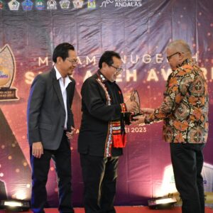 Sekda Aceh Dianugerahi Award Birokrat Berdedikasi dan Berintegrasi