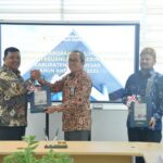 Pj Bupati Aceh Besar, Muhammad Iswanto, SSTP, MM, yang diwakili Sekdakab Aceh Besar, Drs, Sulaimi, M.Si, dan Ketua DPRK Aceh Besar Iskandar Ali, S.Pd M.Si menerima Opini WTP ke-11 kali berturut-turut atas LKPD Kabupaten Aceh Besar Tahun 2022 dari Kepala BPK RI Perwakilan Aceh Masmudi SE MSi. Ak,CA, CSFA, di Aula BPK Perwakilan Aceh, Banda Aceh, Kamis (11/5/2023). FOTO/ MC ACEH BESAR