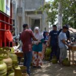 Masyarakat Krueng Barona Jaya terlihat tertib antri pada operasi pasar gas elpiji di Kecamatan Krueng Barona Jaya yang di gelar di Halaman Masjid Jami' Babussalam Gampong Lam Ujong, Kamis (9/5/2023)