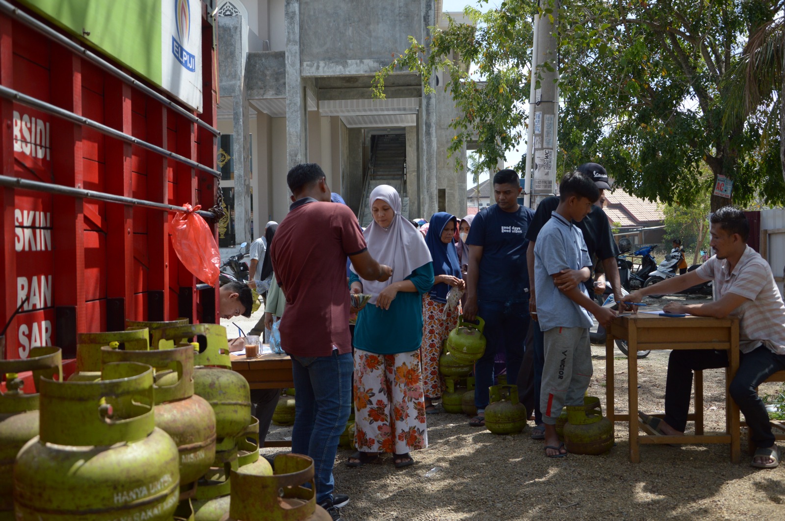 Masyarakat Krueng Barona Jaya terlihat tertib antri pada operasi pasar gas elpiji di Kecamatan Krueng Barona Jaya yang di gelar di Halaman Masjid Jami' Babussalam Gampong Lam Ujong, Kamis (9/5/2023)
