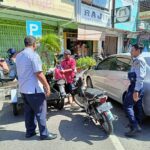 Petugas Dishub Banda Aceh saat memberikan teguran kepada jukir yang tidak menggunakan baju ketika bertugas di Jln K.H Ahmad Dahlan beberapa waktu lalu [Foto/HO Habanusantara]