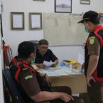 Tim kejati Aceh bersama Kejari Abdya menggeledah kantor PT CA, Rabu (17/5/2023) [Foto/ Kejati Aceh]