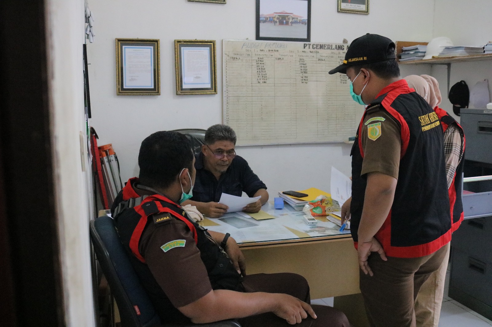 Tim kejati Aceh bersama Kejari Abdya menggeledah kantor PT CA, Rabu (17/5/2023) [Foto/ Kejati Aceh]