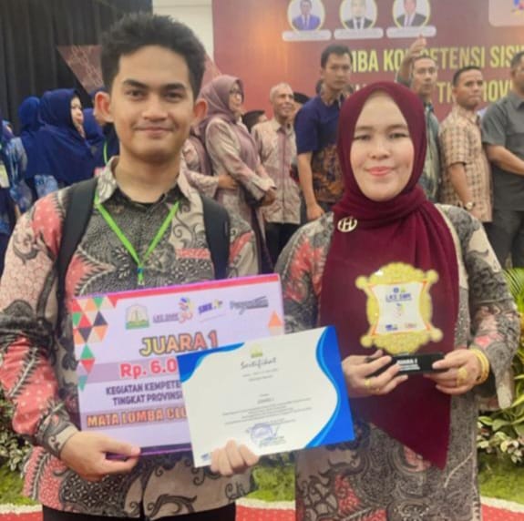 Farhan Aulianda, seorang siswa kelas XII di SMK Negeri 5 Banda Aceh memperlihatkan piagam penghargaan Juara 1 ompetisi Cyber Warrior tingkat nasional [Foto/HO Habanusantara]
