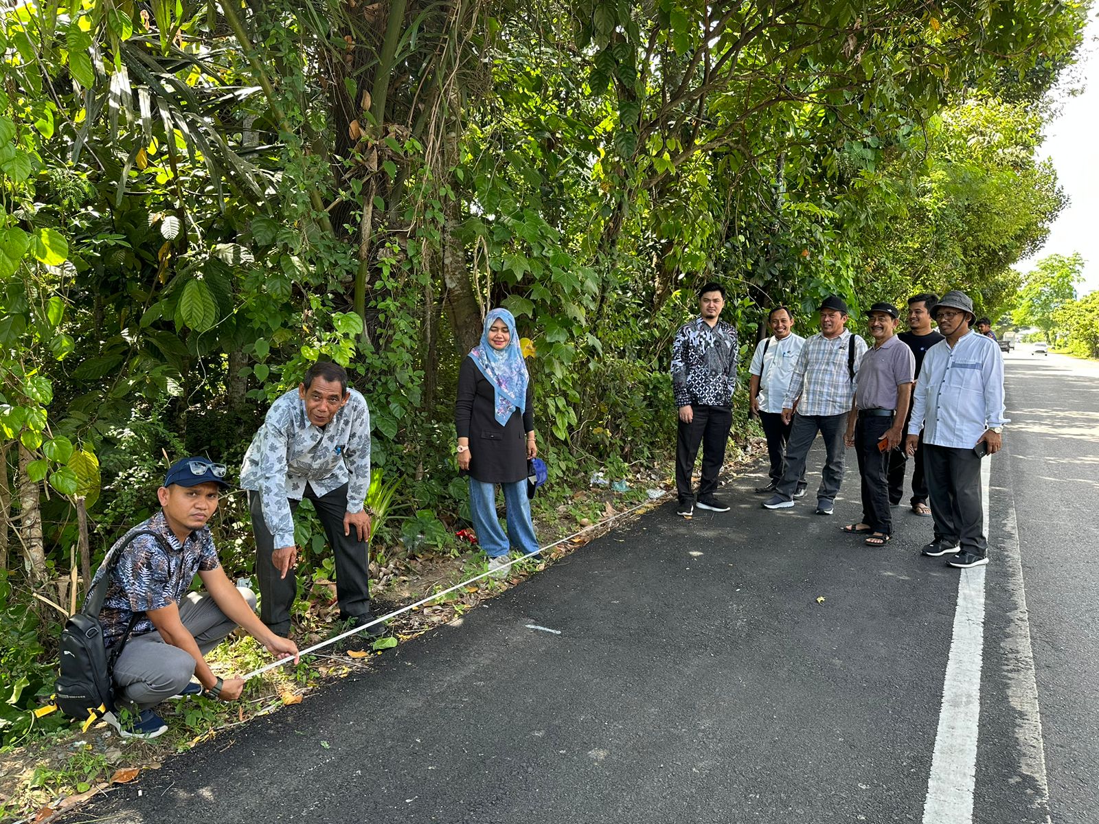 Kepala Dinas Pertanahan Aceh Besar Aliyadi, melakukan peninjauan lapangan tanah pengganti Tanah Kas Desa (TKD) yang terdampak pembangunan jalan tol Banda Aceh - Sigli di Gampong Paya Keureuleh Kecamatan Lembah Seulawah, Jumat (19/5/2023). [Foto/Dok HO Aceh Habanusantara]