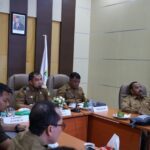 enjabat Bupati Aceh Besar Muhammad Iswanto, S.STP MM bersama Forkopimda, TNI, Polri, BPS, dan OPD terkait mengikuti Vidcon Pengendalian Inflasi Daerah bersama Menteri Dalam Negeri dari ruang rapat Lantai III Kantor Bupati Aceh Besar, Senin (22/5/2023).