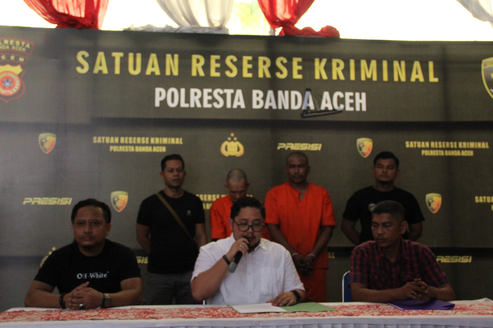 Polresta Banda Aceh memperlihatkan Dua spesialis Pencuri Becak Motor saat konferensi pers di Mapolres, selasa (23/5/2023) [Foto/HO Habanusantara]