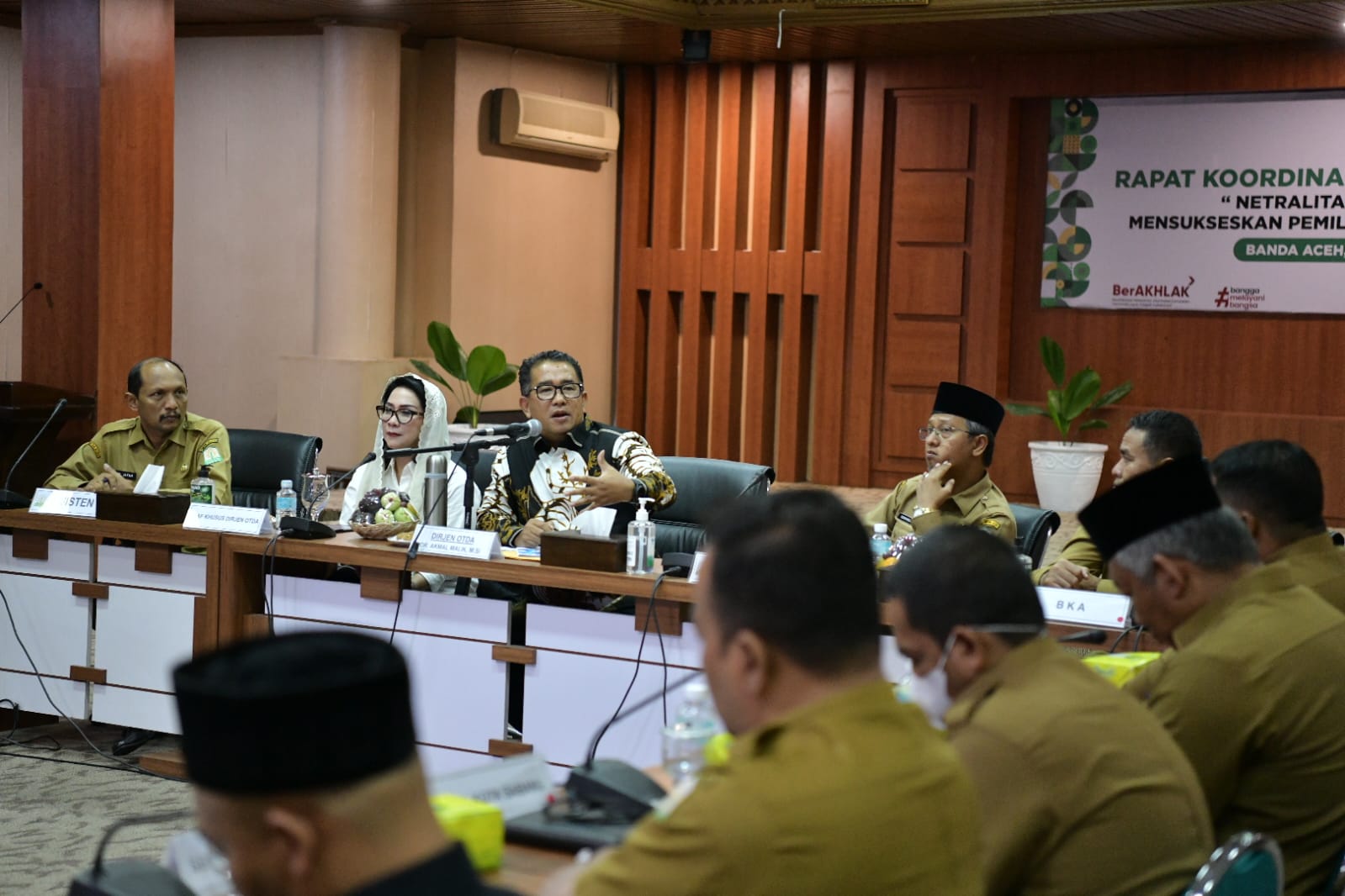 Dirjen Otonomi Daerah Kemendagri RI, Dr. Drs. Akmal Malik, M. Si bersama Asisten I dan Asisten III Sekda Aceh Menjadi KeynotSpeaker Pada Rapat Koordinasi Bidang Kepegawaian dengan Tema " Netralitas ASN Dalam Rangka Mensukseskan Pemilu dan Pemilihan Tahun 2024 dengan Sekda Kabupaten/Kota Se- Aceh di Gedung Serbaguna Setda Aceh, Kantor Gubernur Aceh, Selasa, 23/05/2023.