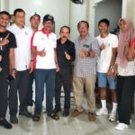 Ketua Umum Pengprov PASI Aceh, Drs Bachtiar Hasan, M.Pd (lima dari kiri) didampingi Sekretaris Umum Pengprov PASI Aceh, Dr Mansur M.Kes (empat dari kanan) berpose bersama atlet, pelatih, manejer pada pelepasan keberangkatan ke Kejurnas, Selasa (23/5/2023). Foto : PASI Aceh.