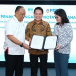 Direktur Utama PT Bank Syariah Indonesia Tbk (BSI) Hery Gunardi (tengah) berbincang dengan Ketua Umum KONI Pusat Letnan Jenderal TNI (Purn) Marciano Norman (kiri) dan Wakil Ketua Umum II PSSI Ratu Tisha Destria (kanan) di sela penandatanganan nota kesepahaman antara BSI dengan KONI dan PSSI untuk pengembangan olahraga di Kantor KONI Pusat Jakarta. (30/5).