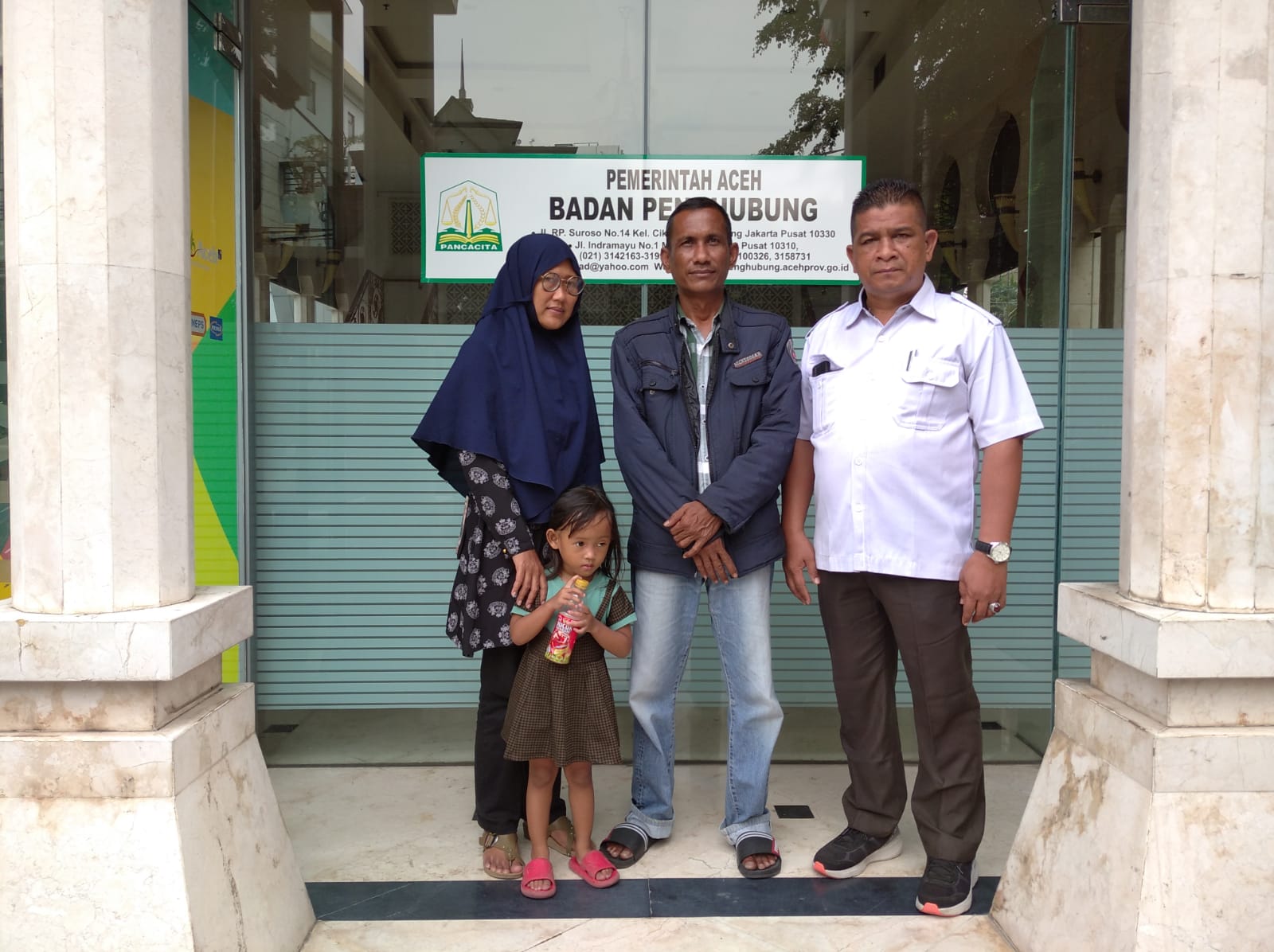 Sepasang suami-isteri dan seorang anak asal Aceh, saat mendatangi Kantor BPPA, di Jakarta Pusat, Senin, 29 Mei 2023