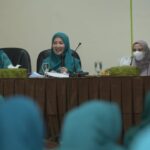 Penjabat Ketua TP-PKK Aceh, Ny. Ayu Marzuki, saat menyampaikan materi pada Rakor PKK Pokja I di Hotel Kuala Radja, Banda Aceh, Selasa (30/5/2023).