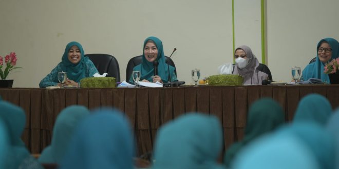 Penjabat Ketua TP-PKK Aceh, Ny. Ayu Marzuki, saat menyampaikan materi pada Rakor PKK Pokja I di Hotel Kuala Radja, Banda Aceh, Selasa (30/5/2023).