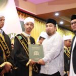 Pj Bupati Aceh Besar,Muhammad Iswanto, SSTP, MM, bersama Istri Cut Rezky Handayani, S.IP, MM menghadiri Acara Wisuda Syahadah Tahfizh Al Quran 30 Juz, Ma'had Daarut Tahfizh Al Ikhlas, di Hotel Amel Convention Hall ,Banda Aceh, Sabtu (20/5/2023)