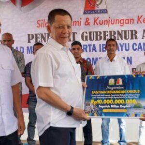 Pj Gubernur Serahkan Bantuan Keuangan untuk Pembangunan Masjid Giok