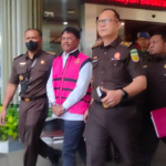 Menkominfo Johnny G Plate saat digiring menuju mobil tahanan. (Foto: Oktavian/RM.ID)