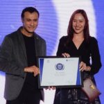 Group Head Mass Segment XL Axiata, Lyra Filiola menerima penghargaan di ajang WOW Brand Festive Day 2023 (Foto: ist)