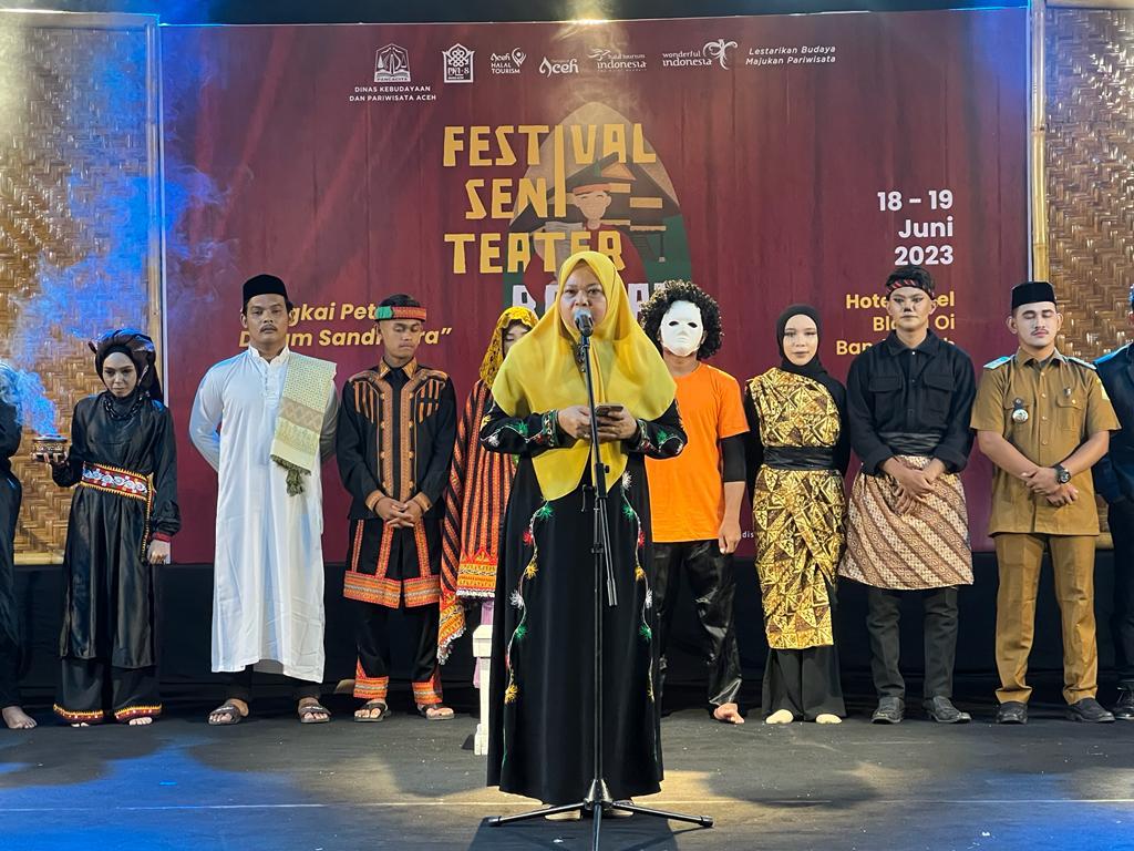 Kepala Bidang Bahasa dan Seni Disbudpar Aceh, Nurlaila Hamjah, saat pembukaan festival teater, Minggu malam (18/6/2023).[Foto/HO Habanusantara]