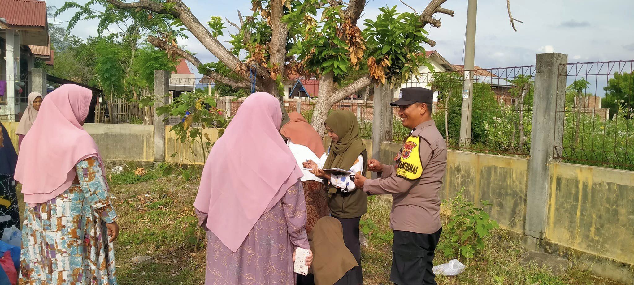Aipda Khairul Fahmi saat mengedukasi masyarakat Alue Naga tentang penggunaan Aplikasi E-Tikbroh.Yak bersama Mahasiswa USK, Jumat (23/6/2023) [Foto/HO Habanusantara]