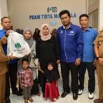 Pj Bupati Aceh Besar, Muhammad Iswanto Bersama Dirut PDAM Tirta Mountala Aceh Besar, Camat Ingin Jaya, Ali Akbar menyerahkan sembako dan bansos kepada Masyarakat Gampong Siron dan Pasie Lamgarot Kecamatan Ingin Jaya, Kabupaten Aceh Besar, Senin (26/06/2023).