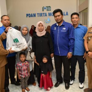 Pj Bupati Aceh Besar Bersama Dirut PDAM Tirta Mountala Serahkan Bansos untuk Lansia Miskin dan Balita Stunting
