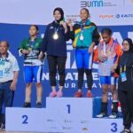 Lifter putri Aceh kelas 59 Kg, Sari Maduma Siregar empat dari kiri (training suit dongker) berpose usai meraih tiga medali emas. Foto : PABSI Aceh.