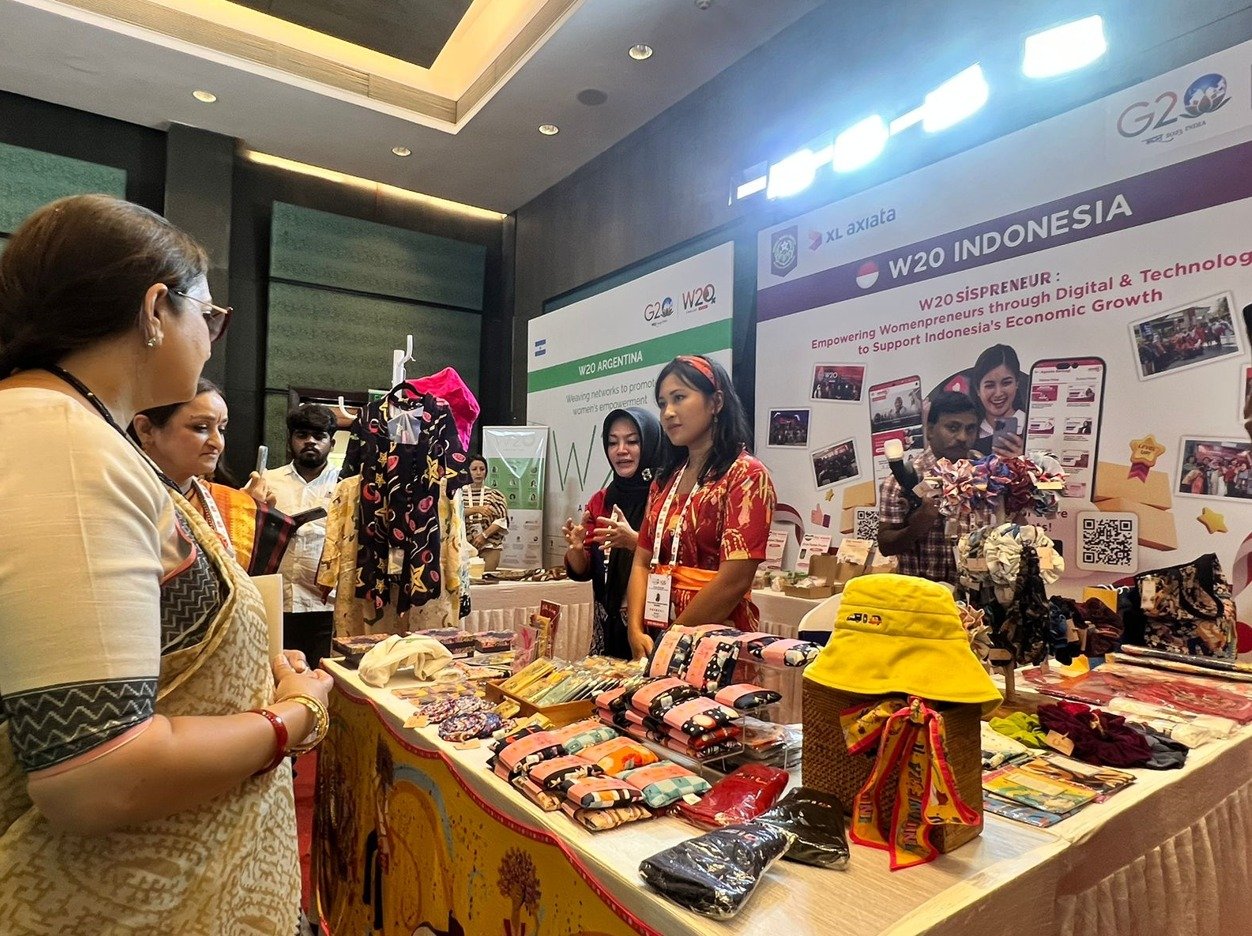 Ministry of Women and Child Development, Government of India, Smriti Zubin Irani, Chair W20 India, Dr. Sandhya Purecha, Group Head Corporate Communications XL Axiata, Retno Wulan, bersama salah satu pemenang W20 Sispreneur, Caramia pada Expo Summit W20 di Mahabalipuram, India (17/6)