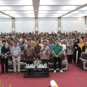 Plh. Kadisdik Aceh, Dr. Asbaruddin bersama para peserta kegiatan LKS SMK di Grand Aceh Hotel Banda Aceh