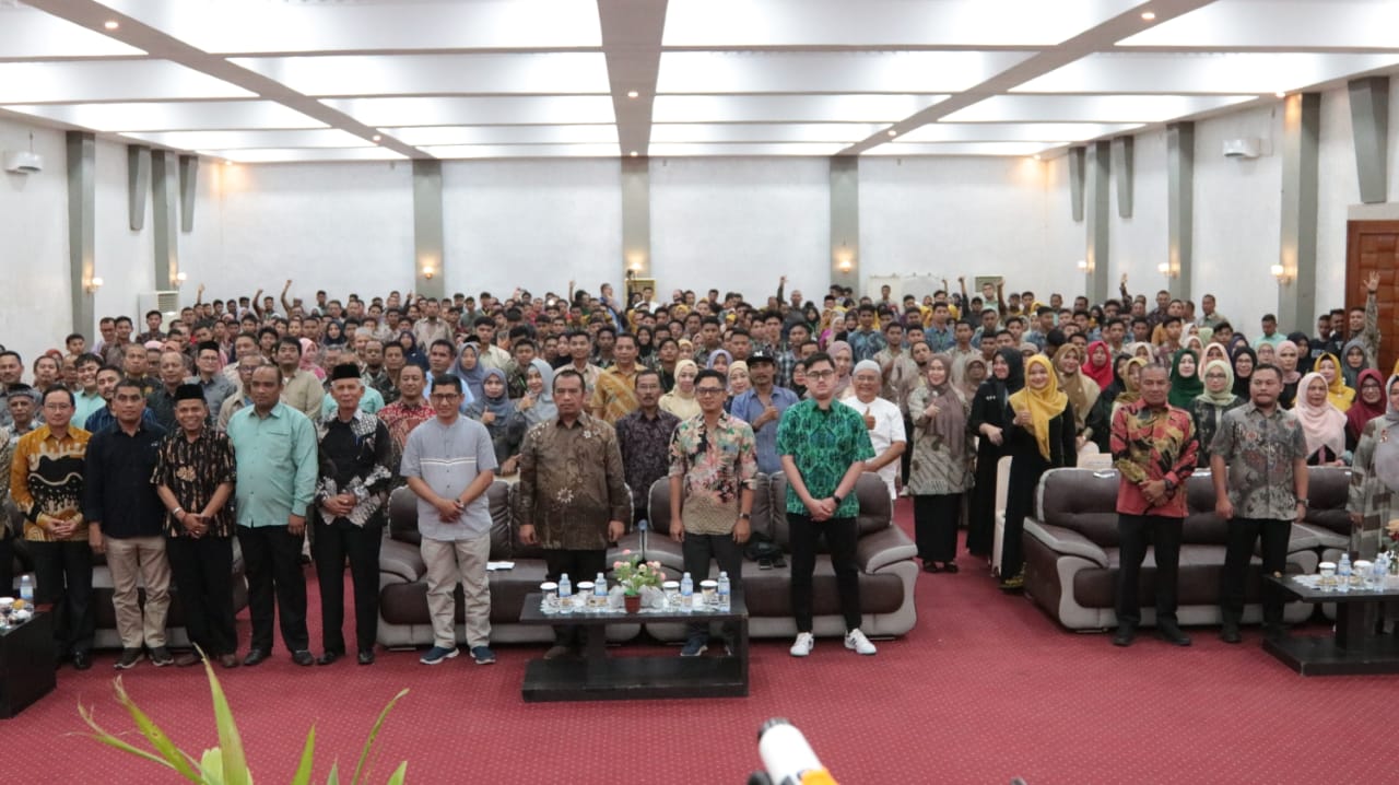 Plh. Kadisdik Aceh, Dr. Asbaruddin bersama para peserta kegiatan LKS SMK di Grand Aceh Hotel Banda Aceh