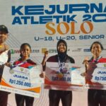 Pelari Gawang 400 meter dari Aceh, Wildatul Husna (dua dari kanan) berpose usai pengalungan medali emas Kejurnas Atletik di Stadion Sriwedari, Solo, Jateng, Rabu (21/6/2023) malam. Foto : PASI Aceh.