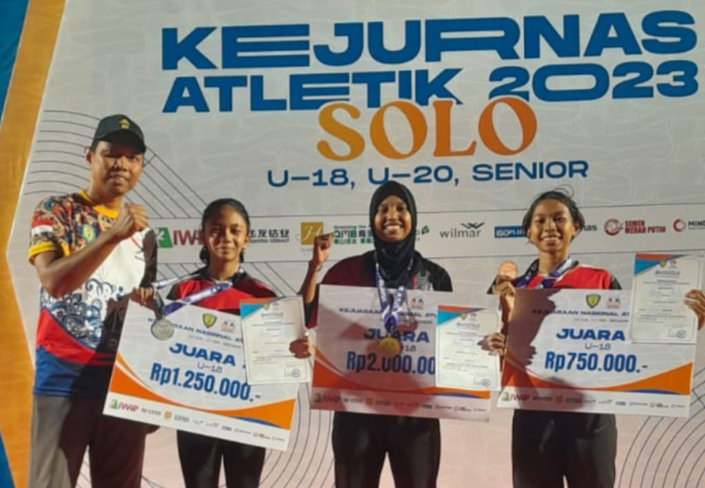 Pelari Gawang 400 meter dari Aceh, Wildatul Husna (dua dari kanan) berpose usai pengalungan medali emas Kejurnas Atletik di Stadion Sriwedari, Solo, Jateng, Rabu (21/6/2023) malam. Foto : PASI Aceh.
