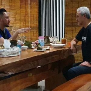 Agus Harimurti Yudhoyono (AHY) berbincang dengan Gubernur Jawa Tengah Ganjar Pranowo(ANTARA/kompas/HO)