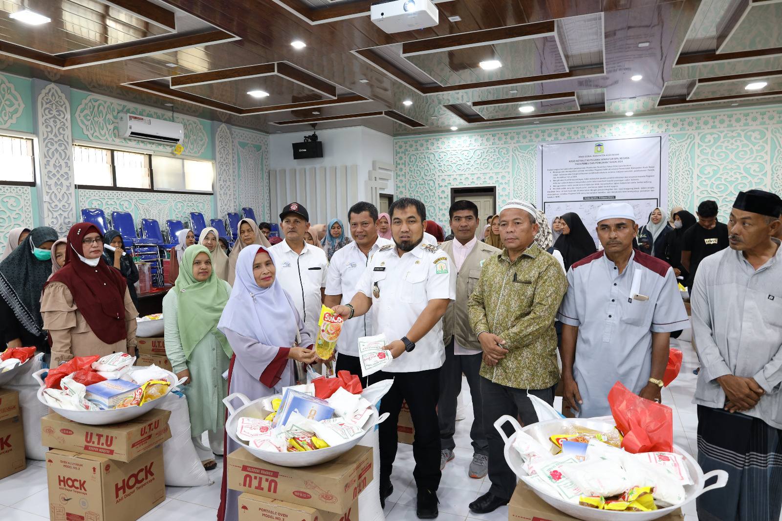 Penjabat Bupati Aceh Besar Aceh Besar Muhammmad Iswanto S.STP, MM menyerahkan Bantuan Usaha Ekonomi Produktif (UEP) kepada 63 Kelompok Penerima Manfaat (KPM) di Aula Dinas Sosial Aceh Besar, Rabu (5/7/2023).[Foto/HO For Habanusantara]