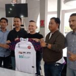 Presiden Persiraja, Nazaruddin Dek Gam (kiri tengah) memperkenalkan pelatih Persiraja, Budiardjo Thalib (kanan tengah). Foto : Sudirman Mansyur.