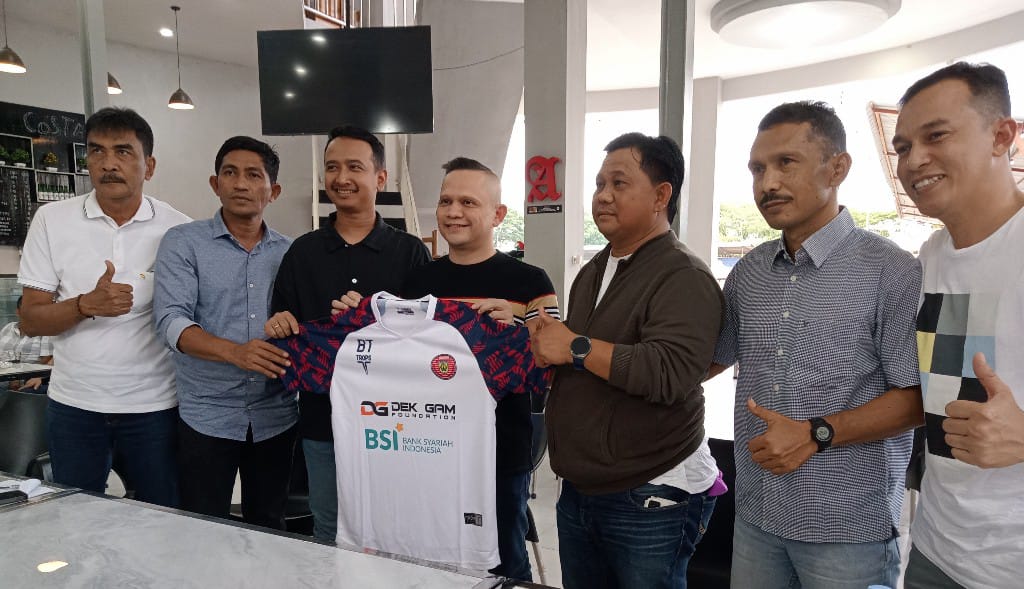 Presiden Persiraja, Nazaruddin Dek Gam (kiri tengah) memperkenalkan pelatih Persiraja, Budiardjo Thalib (kanan tengah). Foto : Sudirman Mansyur.