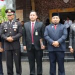 Pj Bupati Aceh Besar Muhammad Iswanto SSTP MM menyerahkan penghargaan dan hadiah kepada juara menembak eksekutif dalam rangka Hari Bhayangkara ke-77 tahun 2023, di Mapolres Aceh Besar, Kota Jantho, Sabtu (1/7/2023).