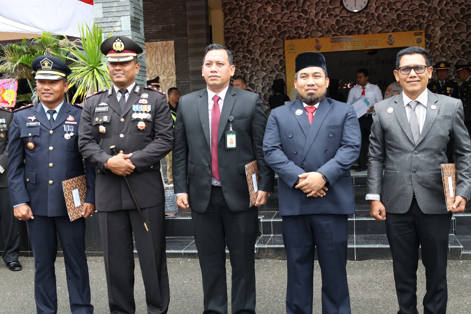 Pj Bupati Aceh Besar Muhammad Iswanto SSTP MM menyerahkan penghargaan dan hadiah kepada juara menembak eksekutif dalam rangka Hari Bhayangkara ke-77 tahun 2023, di Mapolres Aceh Besar, Kota Jantho, Sabtu (1/7/2023).