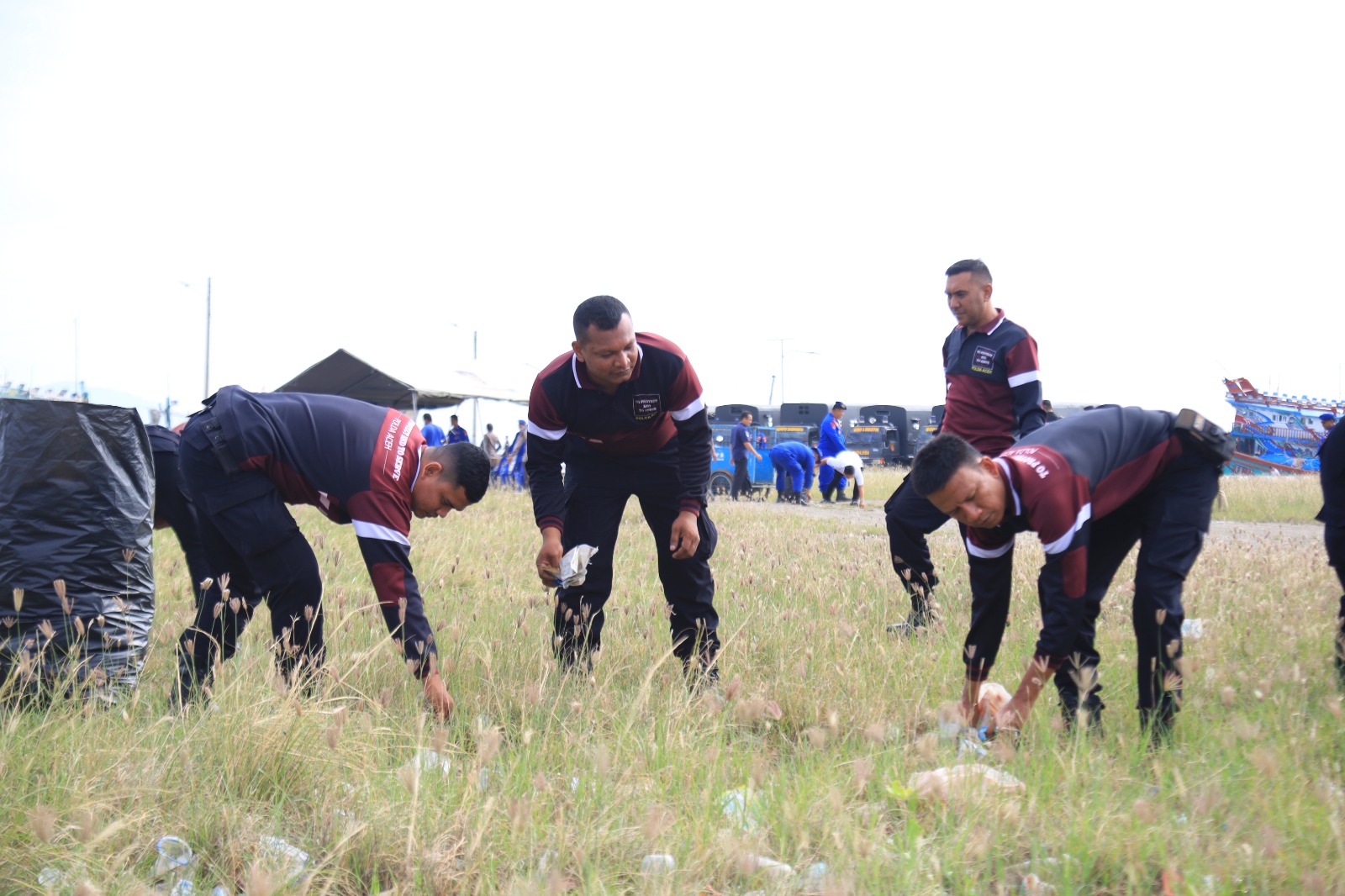 Para Personel Polda Aceh saat membersihkan sampah di TPI Lampulo, Banda Aceh, kamis (13/7/2023) [Foto/HO For Habanusantara]