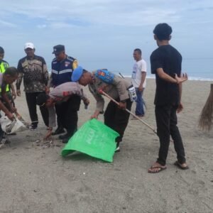 Memburu Sampah di Pantai Jangka, Polsek dan Muspika Bersatu