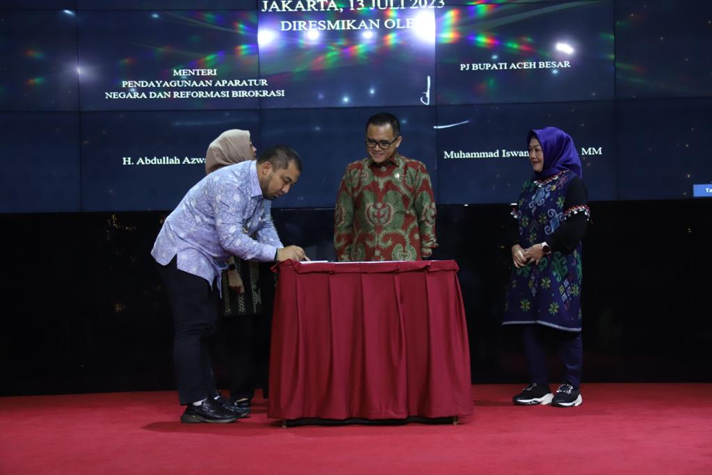 Menpan RB, H Abdullah Azwar Anas M.Si meresmikan MPP Aceh Besar bersama 13 MPP lainnya dari sejumlah provinsi di Indonesia di Aula Kementerian PAN-RB di Jakarta, Kamis (13/7/2023)