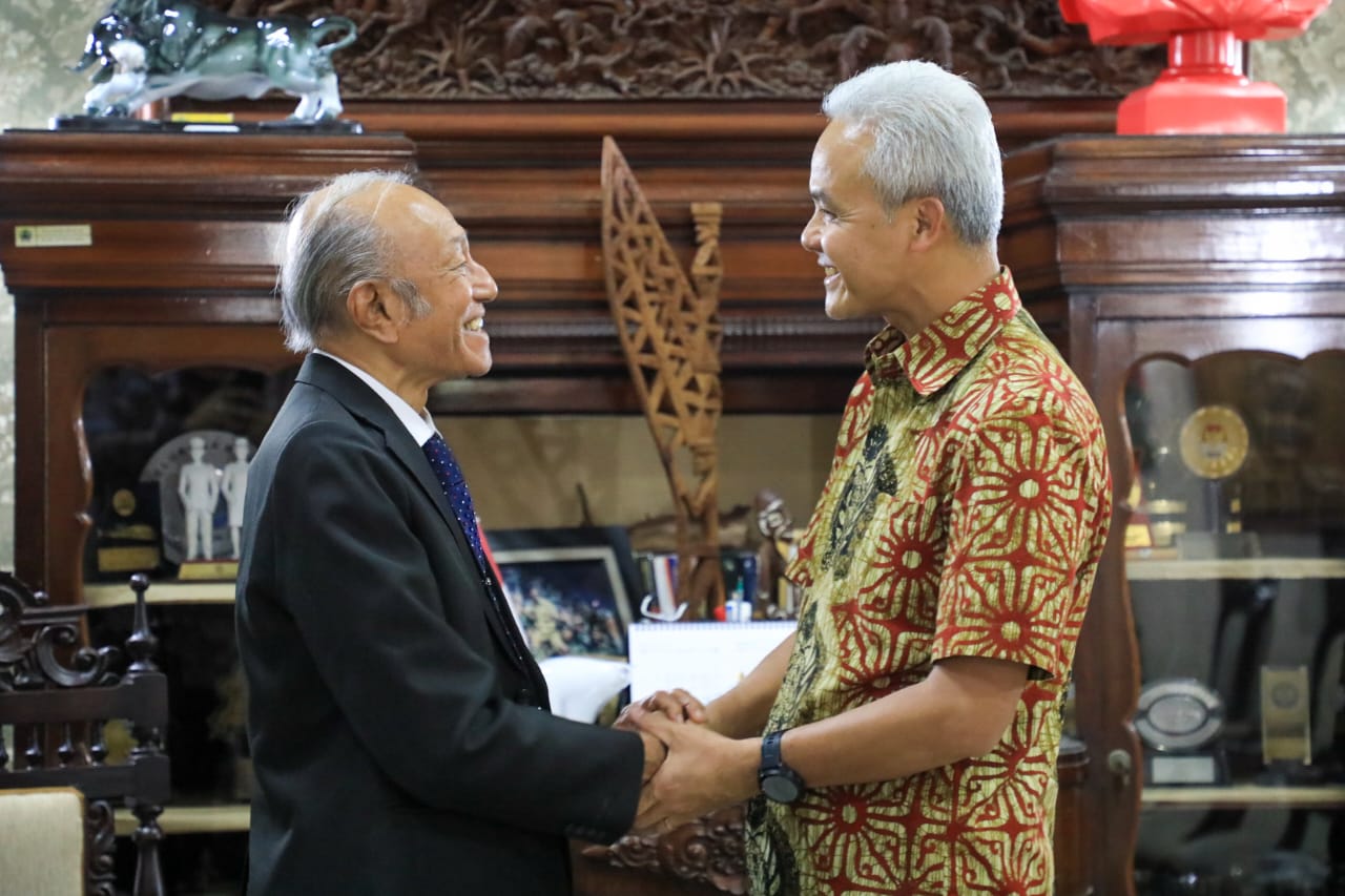 Wali Nanggroe Aceh, Tgk. Malik Al Haythar, datang berkunjung ke kediaman pribadi Gubernur Jawa Tengah, Ganjar Pranowo,di Semarang, selasa 18 juli 2023