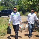 Ilmiza Saaduddin Jamal bersama Keuchik Marhaban saat menyambangi korban kebakaran di Cot Paya, Kuta Baro, Jumat 21 Juli 2023