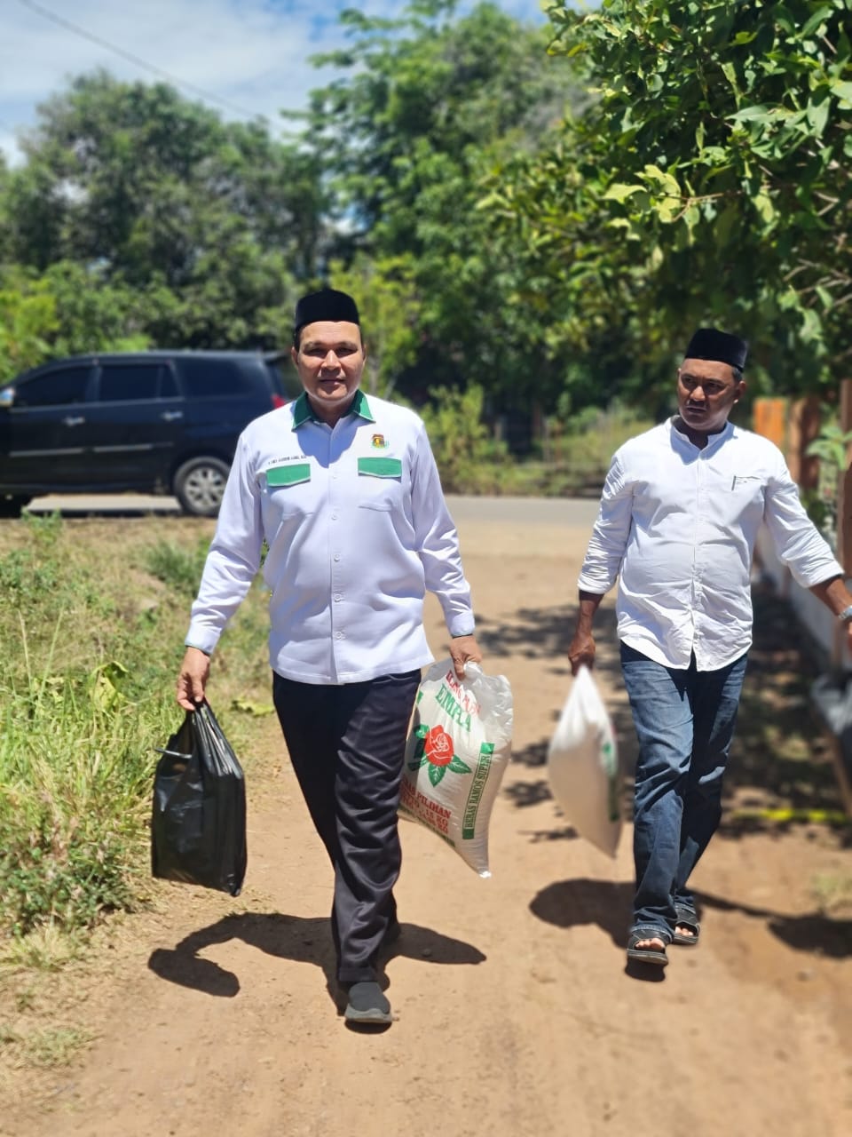 Ilmiza Saaduddin Jamal bersama Keuchik Marhaban saat menyambangi korban kebakaran di Cot Paya, Kuta Baro, Jumat 21 Juli 2023