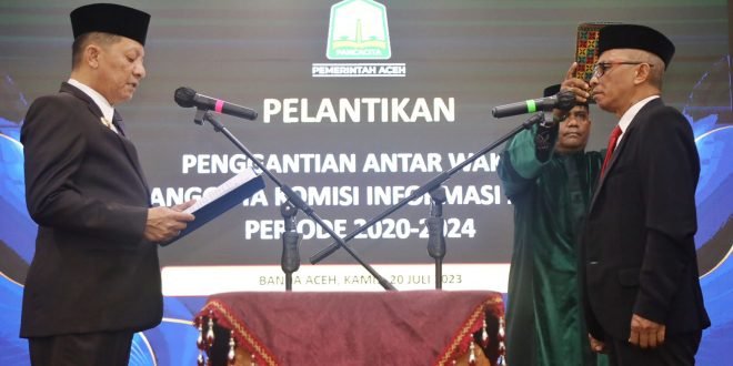Penjabat Gubernur Aceh, Achmad Marzuki, saat melantik Abdul Quddus SH., sebagai Pengganti Antar Waktu Anggota Komisi Informasi Aceh periode 2020-2024 di Meuligoe Gubernur Aceh, Banda Aceh, Kamis (20/7/2023).