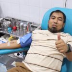 PJ Bupati Aceh Besar Muhammad Iswant saat melakukan donor darah