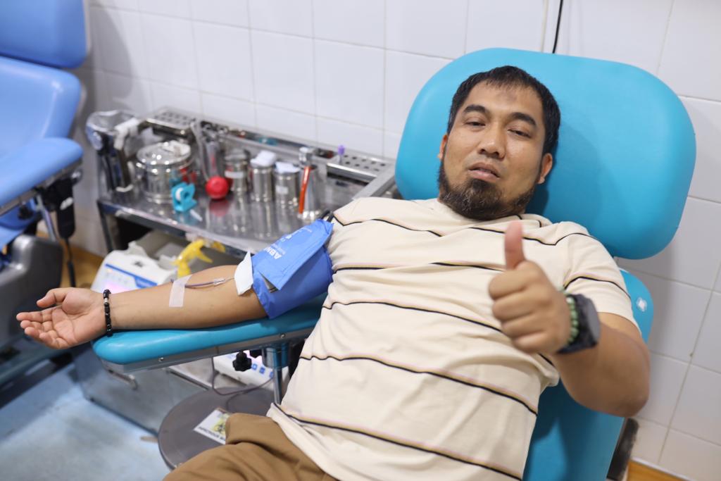 PJ Bupati Aceh Besar Muhammad Iswant saat melakukan donor darah