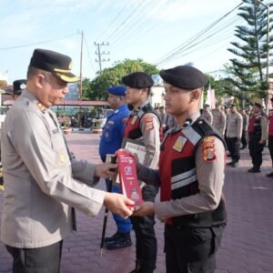 Kapolres Langsa Beri Penghargaan kepada Dua Personel Berprestasi