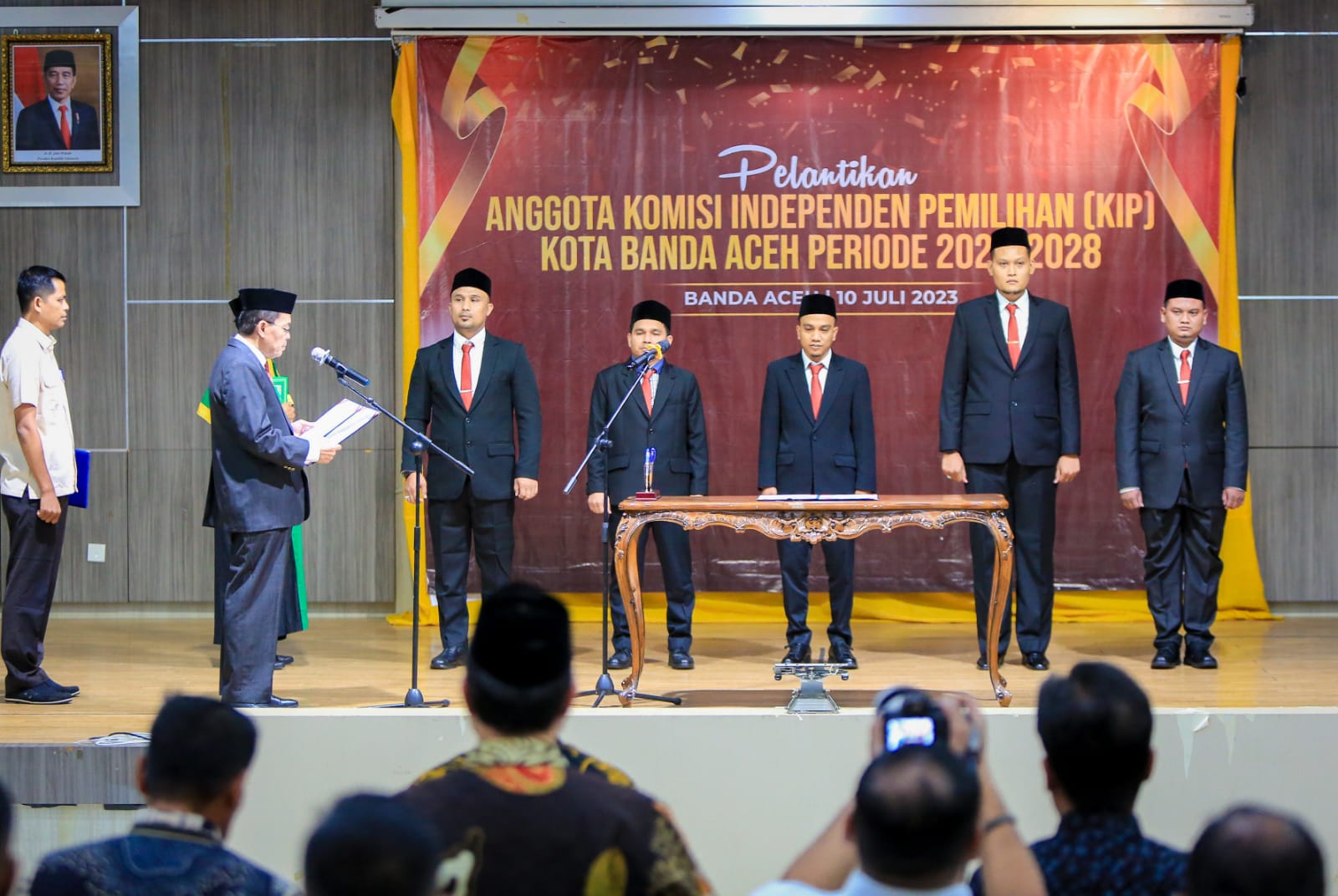 Plh Wali Kota Banda Aceh Amiruddin saat melantik Anggota KIP Kota Banda Aceh, di Balai Kota, Senin (10/7/2023) []